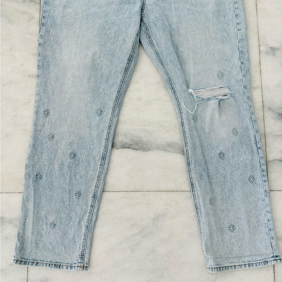 Women’s Old Navy Boyfriend Jeans Mid Rise Light Wash Embroidered Plus Size 18 - Picture 3 of 9